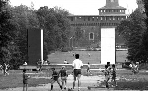 BAMBINI GIOCANO NEL PARCO SEMPIONE, SULLO SFONDO IL CASTELLO SFORZESCO, E IL TEATRO BURRI