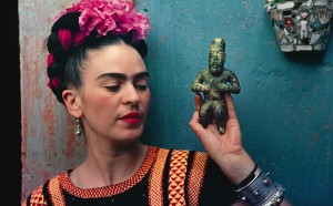 Nickolas Muray, Frida with Olmeca Figurine, Coyoacán, 1939 © Nickolas Muray Photo Archive