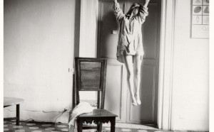 Francesca Woodman, Untitled, Rome, Italy, 1977–1978/2006 © Courtesy George and Betty Woodman, New York / SAMMLUNG VERBUND, Wien
