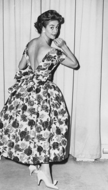 Vestito da sera di Christian Dior indossato da una modella durante la presentazione della Collezione Privamera '58 a Londra. Credits: Keystone/Getty Images