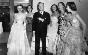 Christian Dior e le modelle di una sua sfilata al Savoy Hotel di Londra, il 25 aprile del 1950. Credits: Fred Ramage/Keystone/Getty Images