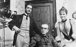 Luchino Visconti, Giancarlo Giannini e Laura Antonelli sul set del film 'L'innocente', del 1976 (Photo by Keystone/Hulton Archive/Getty Images)