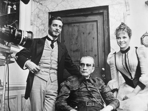 Luchino Visconti, Giancarlo Giannini e Laura Antonelli sul set del film 'L'innocente', del 1976 (Photo by Keystone/Hulton Archive/Getty Images)
