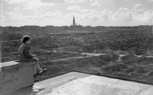 Bambina che guarda le rovine del Ghetto di Varsavia dopo la seconda guerra mondiale, foto di Reginald Kenny