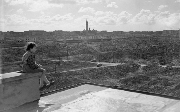 Bambina che guarda le rovine del Ghetto di Varsavia dopo la seconda guerra mondiale, foto di Reginald Kenny