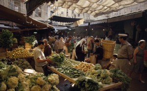 GEORGE F. MOBLEY/National Geographic, Un affollato bazar all’aperto di Beirut, in Libano