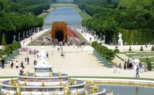 Veduta-dei-giardini-di-Versailles-con-Dirty-Corner-di Anish Kapoor sullo-sfondo