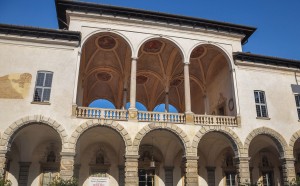 Palazzo_arese-borromeo_cortile_interno