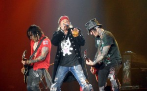 Richard Fortus, Axl Rose, DJ Ashba: Guns N' Roses live a Nottingha nel 2012