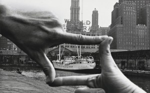 Harry Shunk e János Kender: JOHN BALDESSARI, Hands Framing New York Harbor, 1971