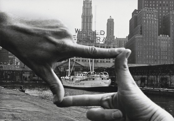Harry Shunk e János Kender: JOHN BALDESSARI, Hands Framing New York Harbor, 1971
