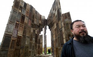 Ai Weiwei di fronte all'installazione Template, composta da serramenti di case distrutte risalenti alle dinastie Ming e Quing, presentata a Documenta 12 a Kassel, nel settembre 2007 (Photo by THOMAS LOHNES/AFP/Getty Images)