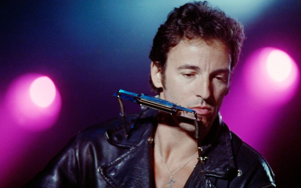 Bruce Springsteen in concerto a Parigi nel 1988 (Photo by GILLES LEIMDORFER/AFP/Getty Images)