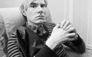 Andy Warhol nel 1971 al Ritz Hotel di Londra, per promuovere il film 'Trash' da lui prodotto (Photo by Powell/Express/Getty Images)