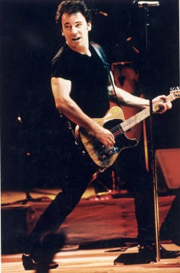 Bruce Springsteen imbraccia la sua chitarra elettrica, in un live degli anni Ottanta (Photo by Hulton Archive/Getty Images)