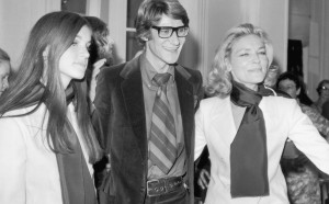 Yves Saint Laurent posa con l'attrice statunitense Lauren Bacall e sua figlia Leslie (Photo by Keystone/Getty Images)