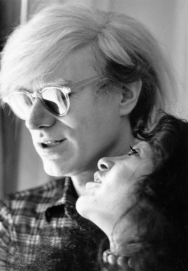 Andy Warhol e Geri Miller nel 1971  (Photo by Evening Standard/Getty Images)