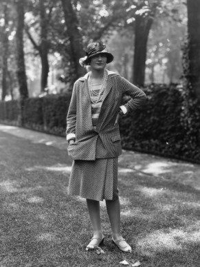 Coco Chanel veste uno dei suoi completi, nel maggio del 1929 (Photo by Sasha/Getty Images)