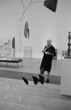 Peggy Guggenheim posa vicino a una scultura di Alexander Calder alla Tate Gallery di Londra, nel 1964 (Photo by Norman Potter/Express/Getty Images)