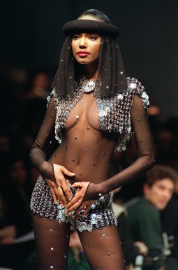 Sfilata a Parigi di Paco Rabanne nel 1991, Collezione Primavera/Estate alta moda (Photo PIERRE GUILLAUD/AFP/Getty Images)