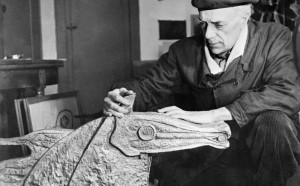 Georges Braque ritratto con una delle sue sculture (Photo by AFP/AFP/Getty Images)