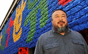Ai Weiwei posa di fronte all'installazione Remembering, presso la Haus der Kunst di Monaco, nell'ottobre del 2009 (Photo by JOERG KOCH/AFP/Getty Images)