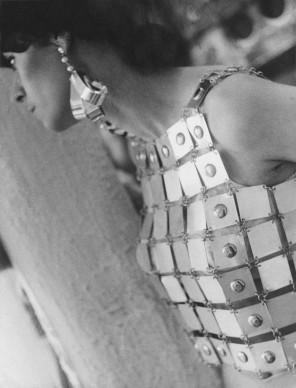 Dettaglio di un vestito di Paco Rabanne del 1967 (Photo by Keystone Features/Hulton Archive/Getty Images)