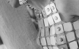 Dettaglio di un vestito di Paco Rabanne del 1967 (Photo by Keystone Features/Hulton Archive/Getty Images)