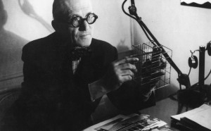 Le Corbusier in una dimostrazione del suo metodo di progettazione (Photo by Felix Man/Getty Images)