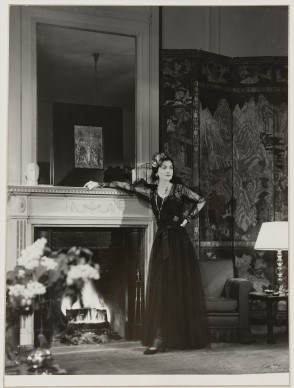 Gabrielle Chanel nel 1937, all'interno delle sue stanze all'hôtel Ritz. Foto: François Kollar