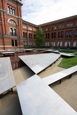 Frida Escobedo, You know you cannot see yourself so well as by reflection, Summer Pavilion all'interno del John Madejski Garden, Victoria and Albert Museum, Londra