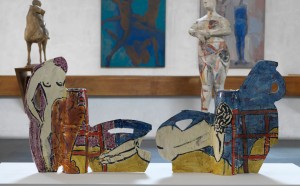 Betty-Woodman,-Posing-with-Vases-at-the-Beach-2008-Museo-Marino-Marini-ph-Dario-Lasagni