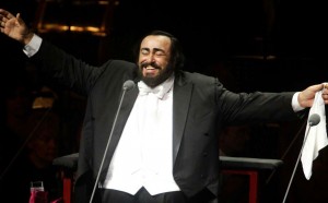 Luciano Pavarotti in un concerto a Doha, nel Qatar, nel 2003 (Photo by KARIM JAAFAR/AFP/Getty Images)