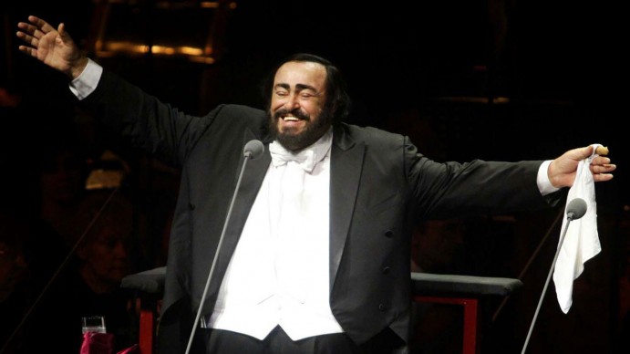 Luciano Pavarotti in un concerto a Doha, nel Qatar, nel 2003 (Photo by KARIM JAAFAR/AFP/Getty Images)