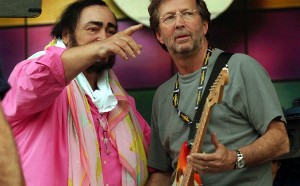 Luciano Pavarotti ed Eric Clapton alle prove del concerto di 'Pavarotti & Friends' a Modena nel 2003 (Photo by Giuseppe Cacace/Getty Images)