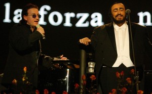 Luciano Pavarotti e Bono degli U2, in occasione di un concerto di 'Pavarotti & Friends' a Modena nel 2003 (Photo by Giuseppe Cacace/Getty Images)