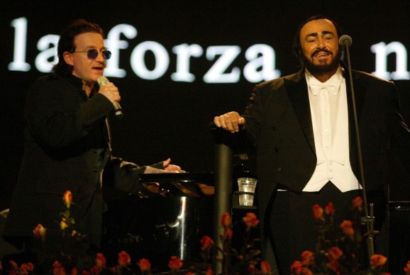 Luciano Pavarotti e Bono degli U2, in occasione di un concerto di 'Pavarotti & Friends' a Modena nel 2003 (Photo by Giuseppe Cacace/Getty Images)