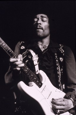 Jimi Hendrix in concerto sul finire degli anni Sessanta (Photo by Hulton Archive/Getty Images)