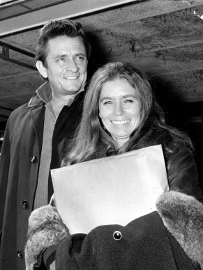 Johnny Cash e la moglie June Carter Cash nel 1968 all'aeroporto di Londra (Photo by Getty Images)