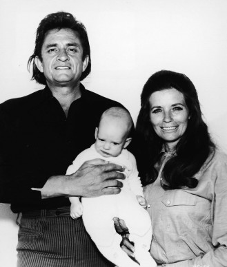 Johnny Cash, la moglie June Carter Cash e il loro figlio, John Carter Cash, nel 1970 (Photo by Paramount Pictures/Getty Images)