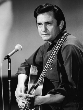 Johnny Cash suona la chitarra acustica nel corso del suo 'Johnny Cash Show', nel 1968 (Photo by Hulton Archive/Getty Images)