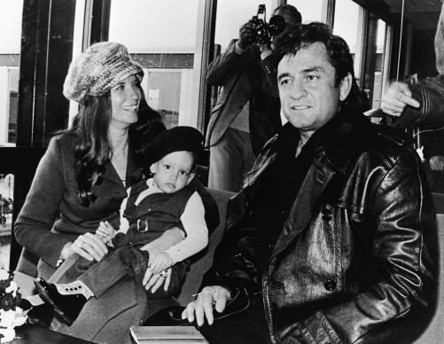 Johnny Cash, la moglie June Carter Cash e il loro figlio, John Carter Cash, a Copenhagen nel 1971 (Photo by Express Newspapers/Getty Images)