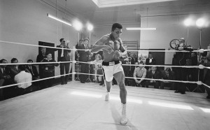 Muhammad Ali, conosciuto anche come Cassius Clay, mostra le sue doti atletiche sul ring