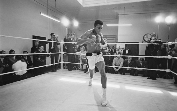Muhammad Ali, conosciuto anche come Cassius Clay, mostra le sue doti atletiche sul ring