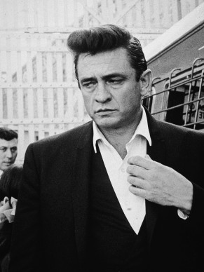 Johnny Cash fa il suo ingresso nella Folsom Prison della California per un concerto a favore dei carcerati, nel 1964 Photo by Hulton Archive/Getty Images)
