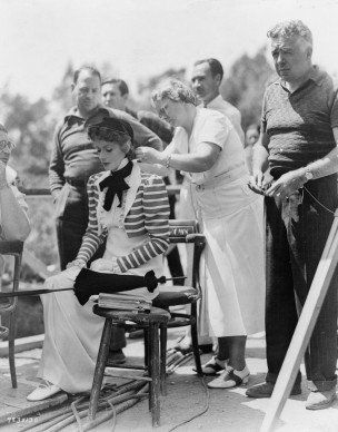 Greta Garbo prima di girare una scena del film 'Margherita Gauthier' (Photo by General Photographic Agency/Getty Images)