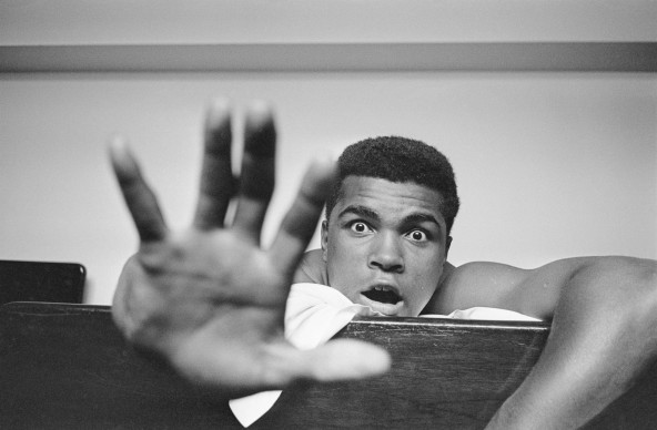 Muhammad Ali, conosciuto anche come Cassius Clay, in una camera d'albergo a Londra nel maggio del 1963 (Photo by Len Trievnor/Express/Getty Images)