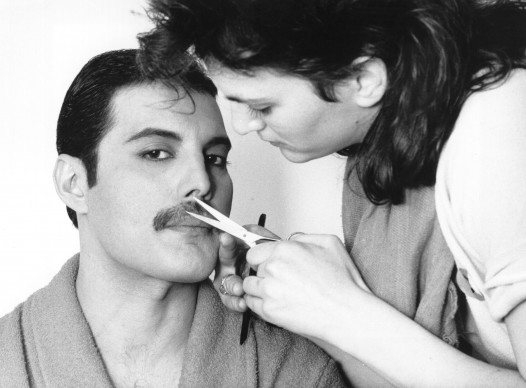 Freddie Mercury in una seduta dall'estetista nel 1982 (Photo by Steve Wood/Express/Getty Images)
