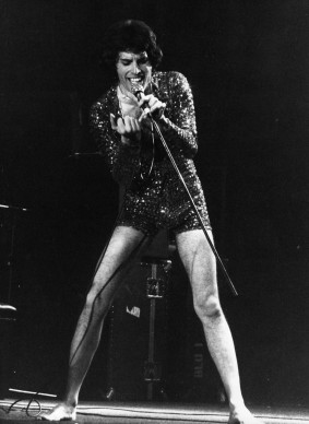 Freddie Mercury live alla Wembley Arena di Londra, nel maggio del 1978 (Photo by Gary Merrin/Keystone/Getty Images)