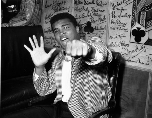 Muhammad Ali, conosciuto anche come Cassius Clay, alla vigilia dell'incontro con Henry Cooper, nel maggio del 1963 (Photo by Kent Gavin/Keystone/Getty Images)